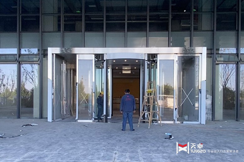 西安增材產(chǎn)業(yè)園辦公樓兩套旋轉門